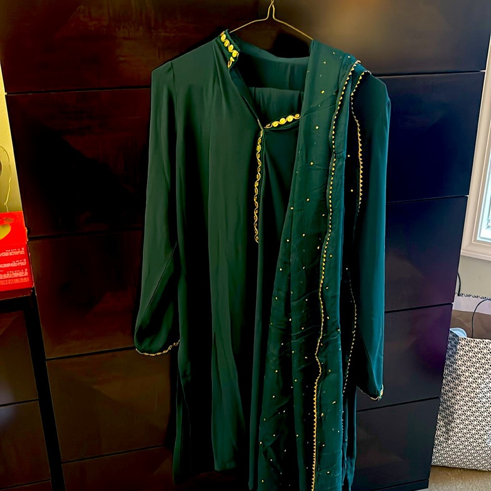 Gorgeous green and gold pant suit with dupatta. Never worn.